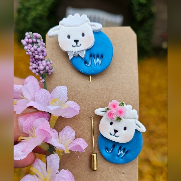 Handmade polymer clay JW 💙 pins - Picture 1 of 2